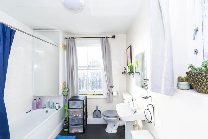 			1 Bedroom, 1 bath, 1 reception Flat			 Blythe Road, KENSINGTON OLYMPIA